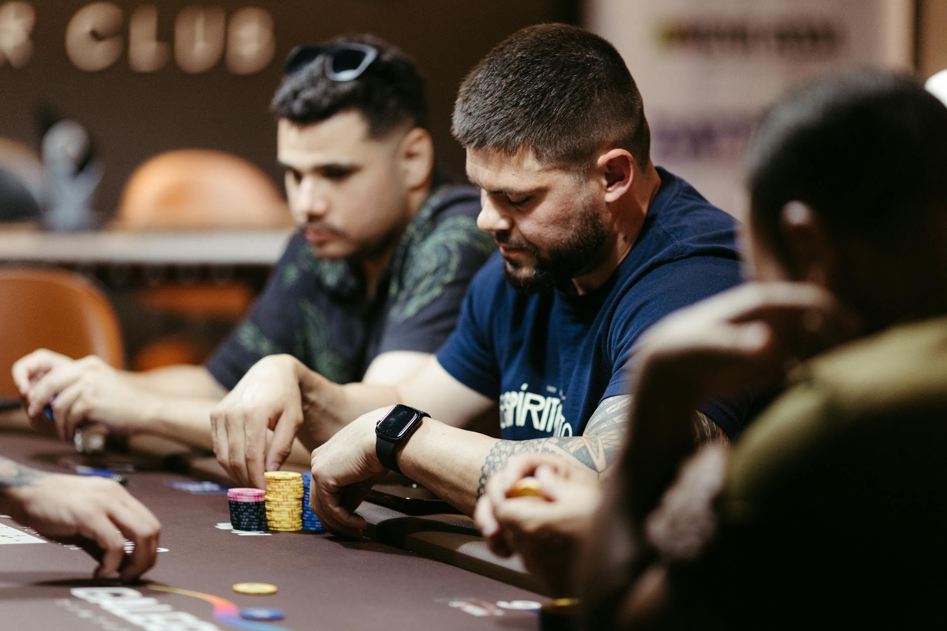 Trong poker online, timing tell và size cược thường đáng chú ý hơn biểu cảm.