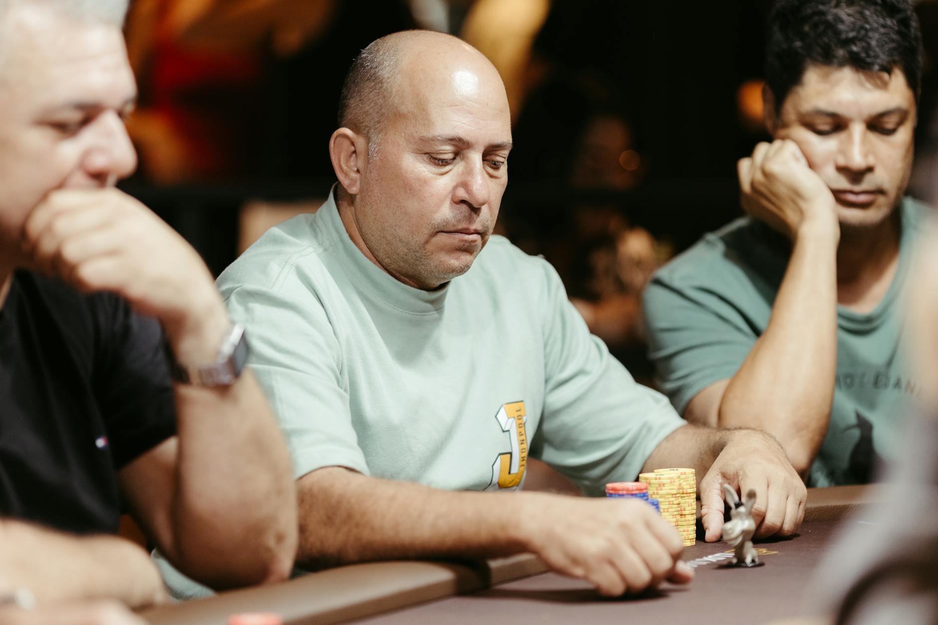 Đọc vị trong live poker bắt đầu từ việc quan sát hành vi quen thuộc của đối thủ.